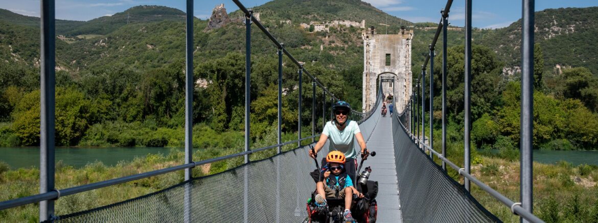 Pont suspendu sur le Rhône.