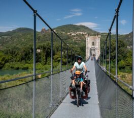 Pont suspendu sur le Rhône.