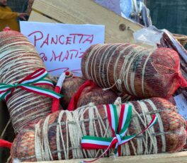 Produits du terroir en vente sur les étales des marchés italiens.