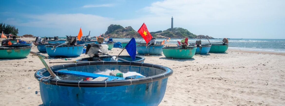 Des bateaux ronds, typiques du Vietnam, devant le phare de Ke Ga.