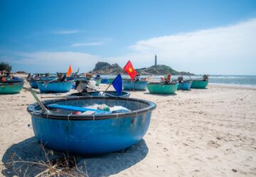 Des bateaux ronds, typiques du Vietnam, devant le phare de Ke Ga.