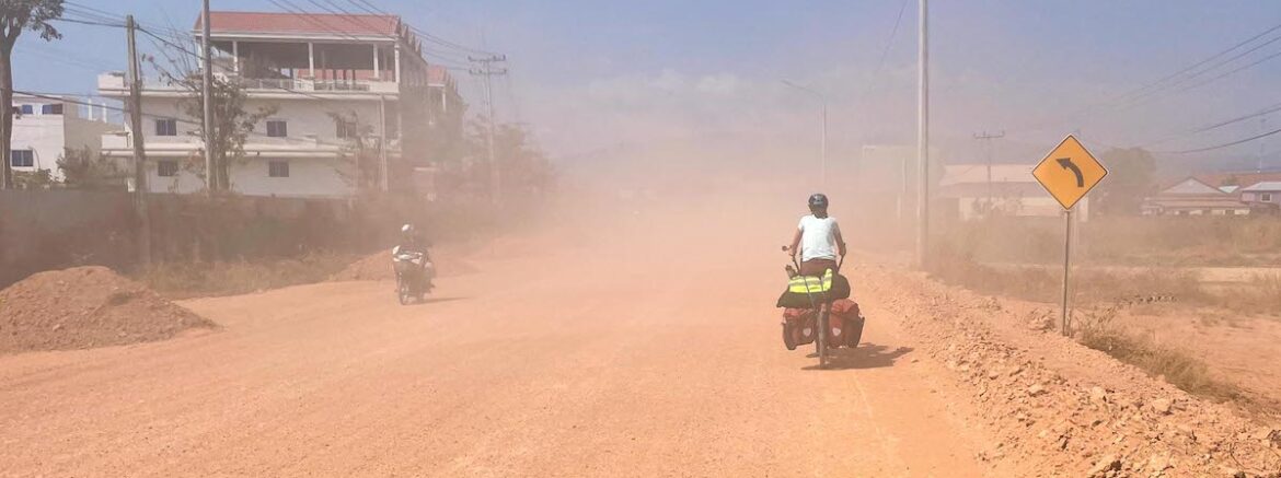 Sur les nombreuses routes en travaux de la région, emportés dans un nuage de poussière rouge.