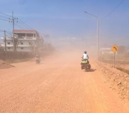 Sur les nombreuses routes en travaux de la région, emportés dans un nuage de poussière rouge.