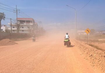 Sur les nombreuses routes en travaux de la région, emportés dans un nuage de poussière rouge.