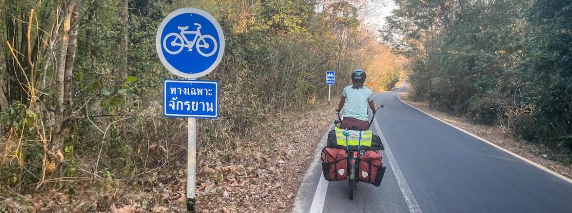 Piste cyclable ou non, il nous faut désormais rouler du côté gauche de la route.