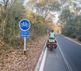 Piste cyclable ou non, il nous faut désormais rouler du côté gauche de la route.