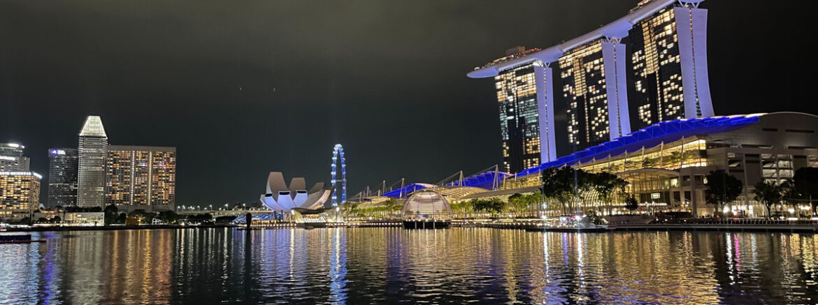 La Marina Bay à la tombée du jour, entre immense hôtel et musée à l'architecture impobable.