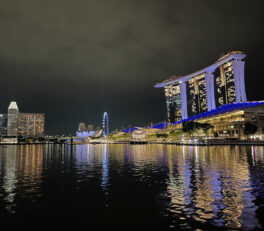 La Marina Bay à la tombée du jour, entre immense hôtel et musée à l'architecture impobable.