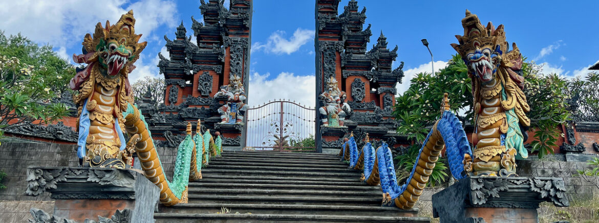 Majestueuse porte d'entrée d'un temple balinais.