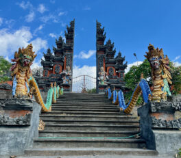 Majestueuse porte d'entrée d'un temple balinais.