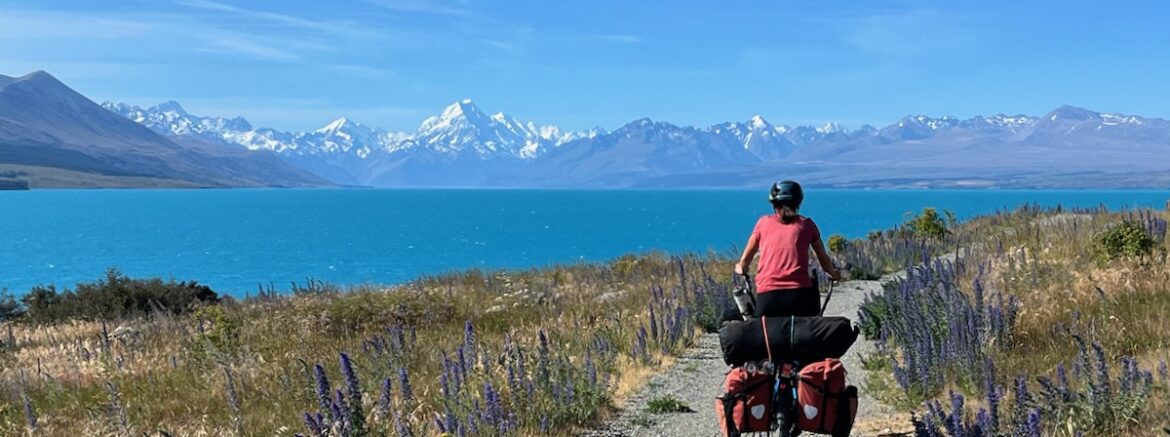 Itinéraire en gravier le long du lac Pukaki avec le Mont Cook en toile de fond.