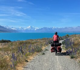Itinéraire en gravier le long du lac Pukaki avec le Mont Cook en toile de fond.